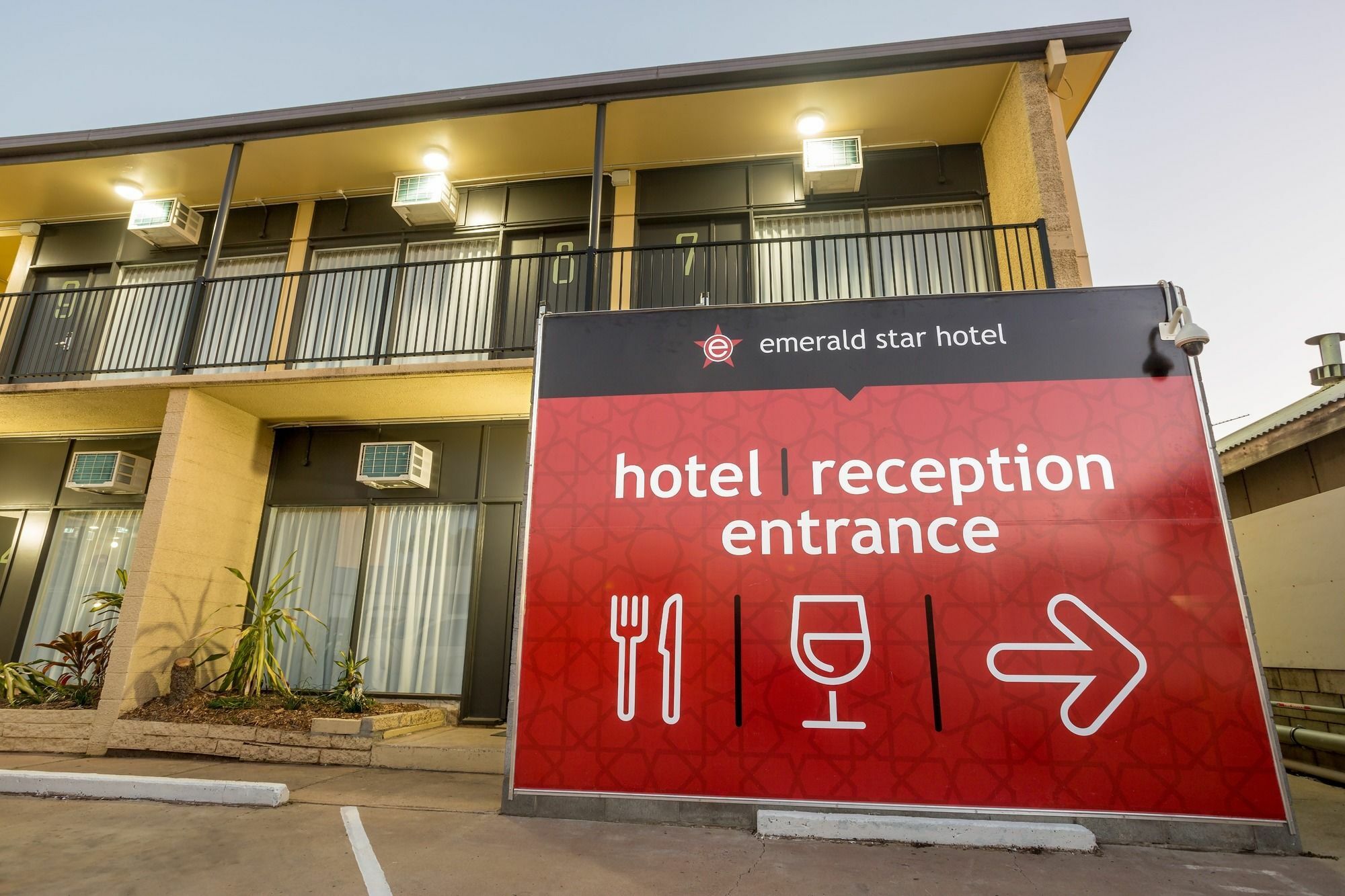 Nightcap At Emerald Star Hotel Exterior foto
